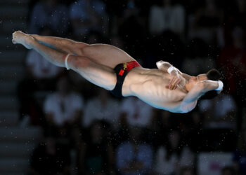 China completa una victoria sin precedentes en saltos olímpicos con Cao Yuan ganando otro oro en plataforma masculina