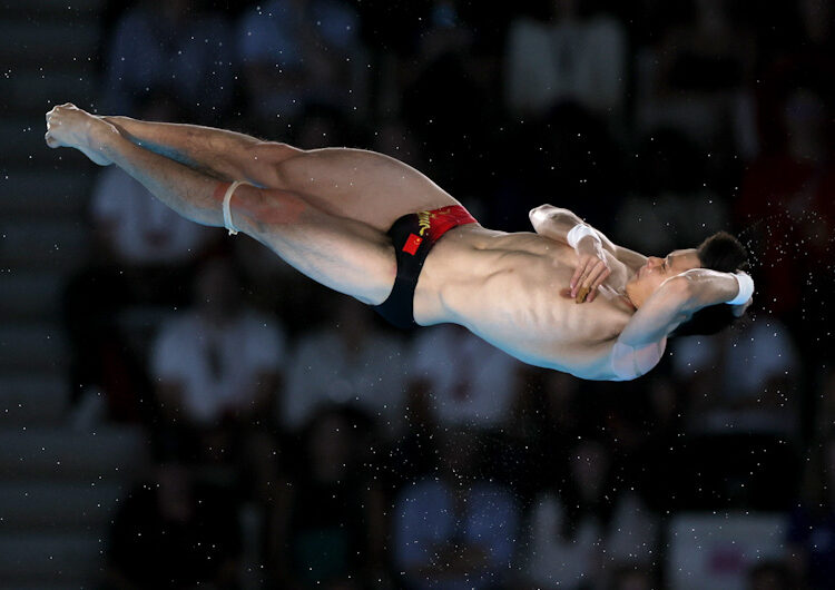 China completa una victoria sin precedentes en saltos olímpicos con Cao Yuan ganando otro oro en plataforma masculina