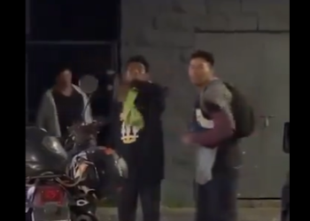 Capturan a hombres que golpearon a otra persona en el centro de San Salvador