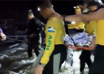 Recuperan cuerpo de menor de edad que cayó a río en Soyapango