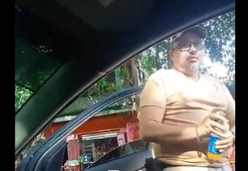 VIDEO | Dueño de una mueblería reclama a conductor por parquearse en la acera pública frente a su negocio