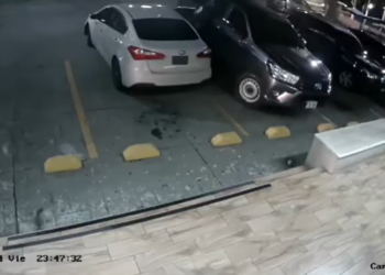 Delincuentes a bordo de un vehículo con las placas tapadas con vinilo hurtan pertenencias a un pick up en Ciudad Merliot