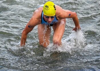 Bélgica se retira del triatlón de relevos mixtos tras enfermarse un atleta que nadaba en el río Sena