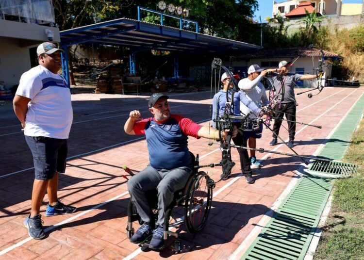 Roberto Hernández está en Juegos Paralímpicos como entrenador de paratletas costarricenses