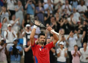 Djokovic vence a Tsitsipas y está a dos partidos del oro en París-2024