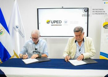 Gobierno firma convenio para otorgar más becas a jóvenes que buscan seguir una carrera universitaria