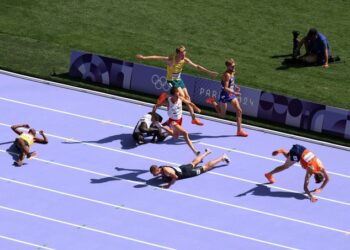 París 2024: la tremenda caída en 5.000 y la furia del atleta británico que fue a buscar a su rival francés