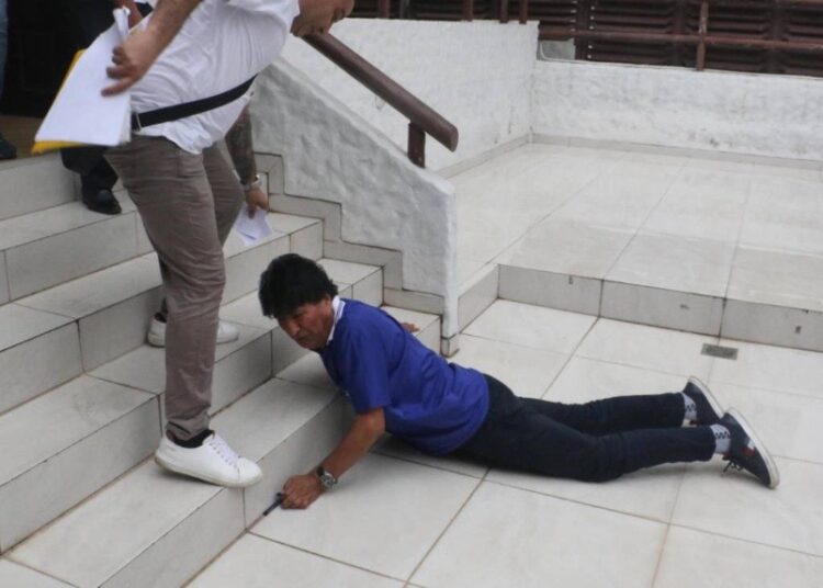 Expresidente Evo Morales sufre vergonzosa caída tras finalizar conferencia de prensa