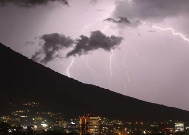 Autoridades emiten alerta por influencia de onda tropical en El Salvador