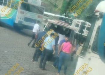 Auxilian a embarazada tras tener complicaciones de salud en un autobús 