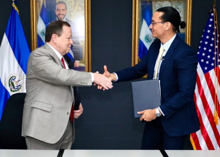 EE.UU. y El Salvador firman acuerdo para acelerar concesión de solicitudes