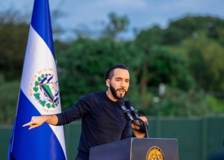 Presidente Bukele expone noticia falsa de periódico financiado por Soros; publicaron “pruebas” falsas