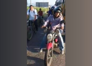 Motociclista enfurecido porque peatones no lo dejaban transitar en hombro de la vía; ya fue sancionado 