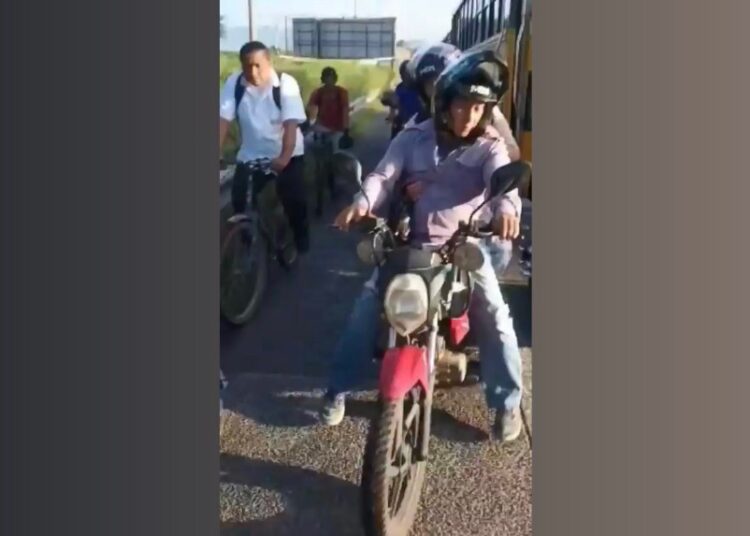 Motociclista enfurecido porque peatones no lo dejaban transitar en hombro de la vía; ya fue sancionado