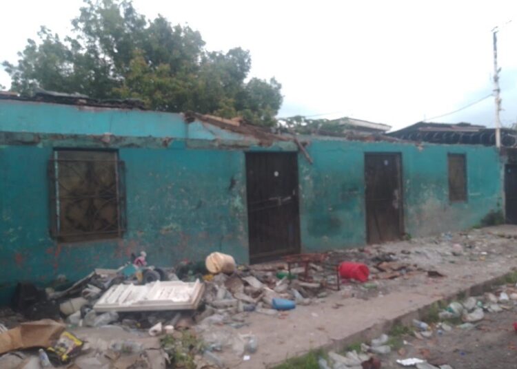 Detienen a madre e hijo que no pagaron alquiler por 53 meses y que desmantelaron la vivienda 