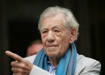 Sir Ian McKellen (Gandalf) sigue sufriendo ‘dolores agonizantes’ tras caer del escenario durante una obra del West End