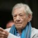 Sir Ian McKellen (Gandalf) sigue sufriendo ‘dolores agonizantes’ tras caer del escenario durante una obra del West End