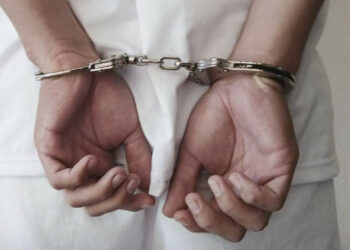 Aprovechó un descuido de su vecina para robarle unos tenis de casi $100