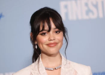 Jenna Ortega confiesa que eliminó su cuenta en Twitter/X tras enfrentar acoso extremo