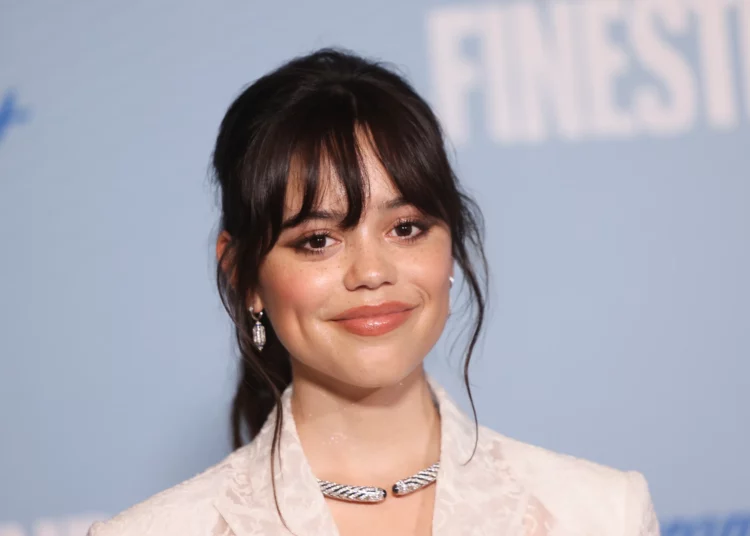 Jenna Ortega confiesa que eliminó su cuenta en Twitter/X tras enfrentar acoso extremo
