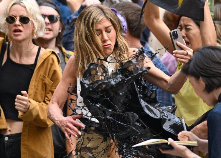 Desconocido llena de pintura negra a Jennifer Aniston