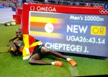 Ugandés Cheptegei gana los 10.000 metros en la 1ra noche de pista del atletismo olímpico