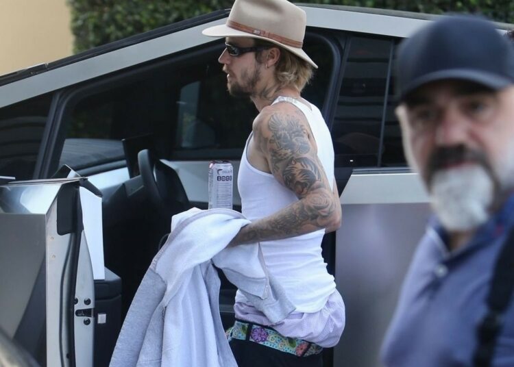 Justin Bieber se enfurece con jóvenes que lo grababan en un hotel