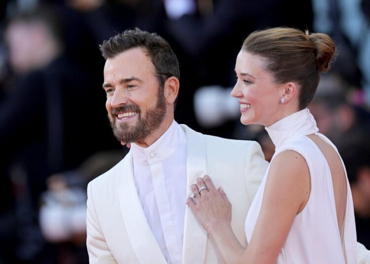 Justin Theroux se compromete con Nicole Brydon Bloom