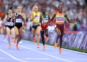 La keniana Kipyegon, reina absoluta de los 1.500 con su tercer oro olímpico