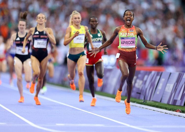 La keniana Kipyegon, reina absoluta de los 1.500 con su tercer oro olímpico