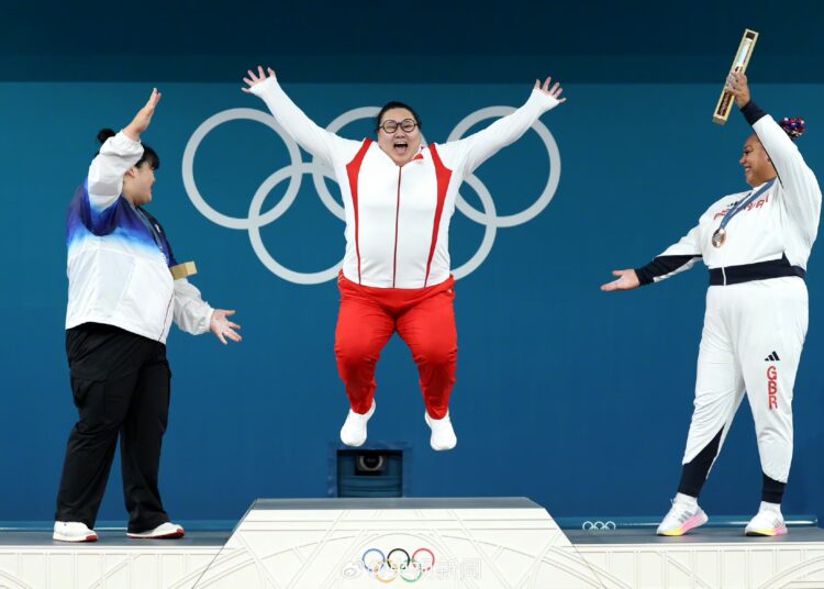 Li Wenwen gana y le da a China cinco medallas de oro en halterofilia en los Juegos Olímpicos de París