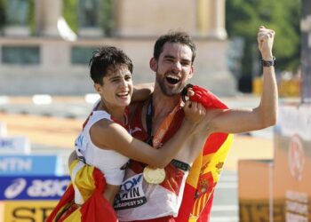 España gana su primera medalla de oro en atletismo en París al imponerse en el maratón de marcha por relevos mixtos