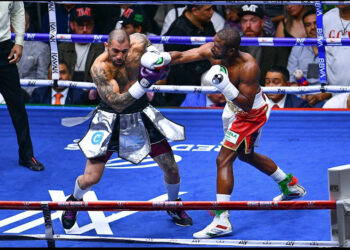 (VIDEOS) Mayweather se impone a Gotti III en un sucio combate, entre abucheos, y la renuncia del árbitro