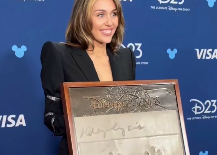 Miley Cyrus no pudo contener las lágrimas al convertirse en la ‘Leyenda Disney’ más joven