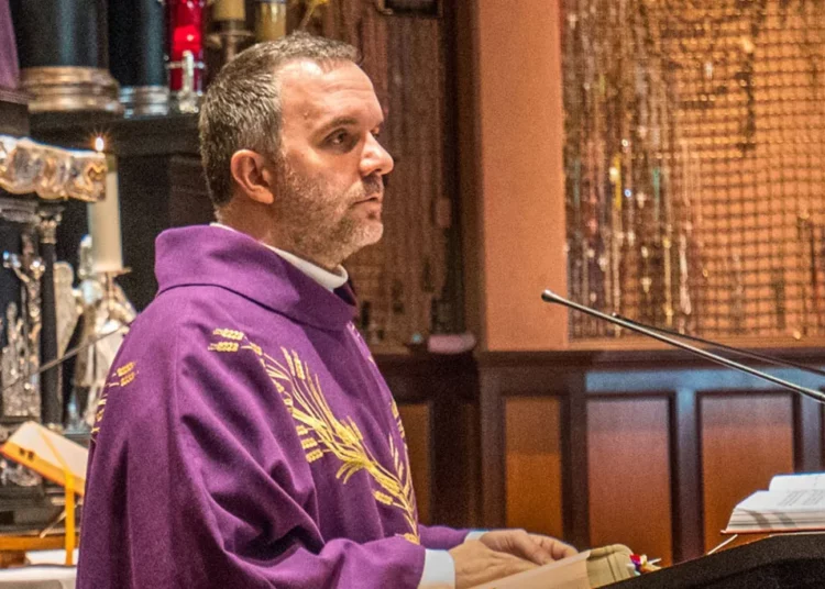 Un sacerdote en Nueva York robó 650.000 dólares de donaciones para darse una vida de lujo