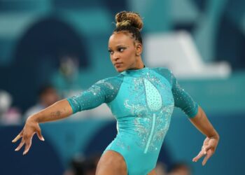 La brasileña Rebeca Andrade supera a Simone Biles y gana la medalla de oro en el ejercicio de suelo de París 2024