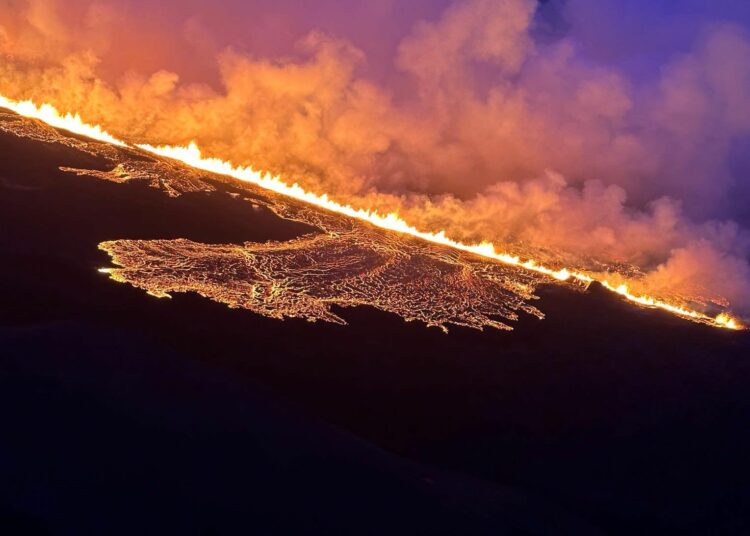Se extiende la erupción volcánica en Islandia tras aparición de una segunda fisura
