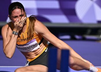 Sophie Weissenberg de Alemania se rompió el tendón durante el calentamiento y abandonó la pista entre lágrimas