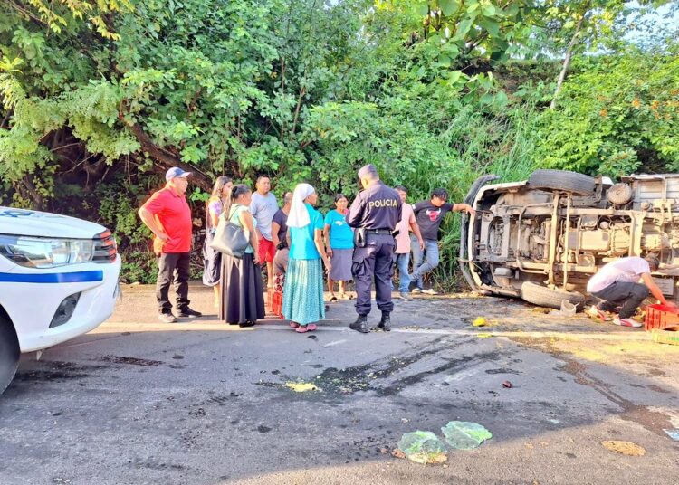Varias personas lesionadas tras accidentarse un camión repartidor de verduras en carretera al Litoral