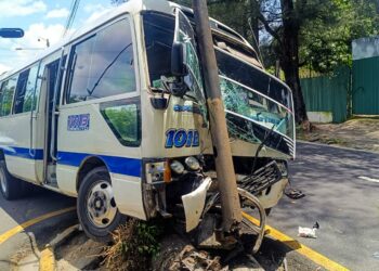 Microbús de la ruta 101B sufre accidente sobre la alameda Manuel Enrique Araujo