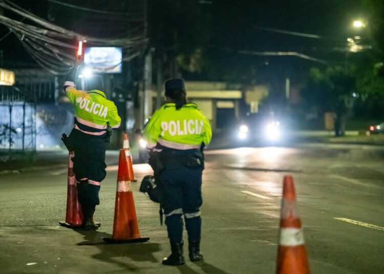 Policía detiene a 6 conductores peligrosos la madrugada de este sábado