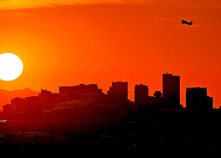 Calor seco del desierto afecta a gran parte del suroeste de EEUU pese a algo de lluvia en Phoenix