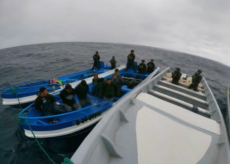 El Salvador incauta 1,200 kilos de droga y abundante armamento de grueso calibre en altamar