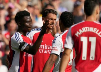 Arsenal comienza con buen pie al ganar 2-0 a Wolverhampton