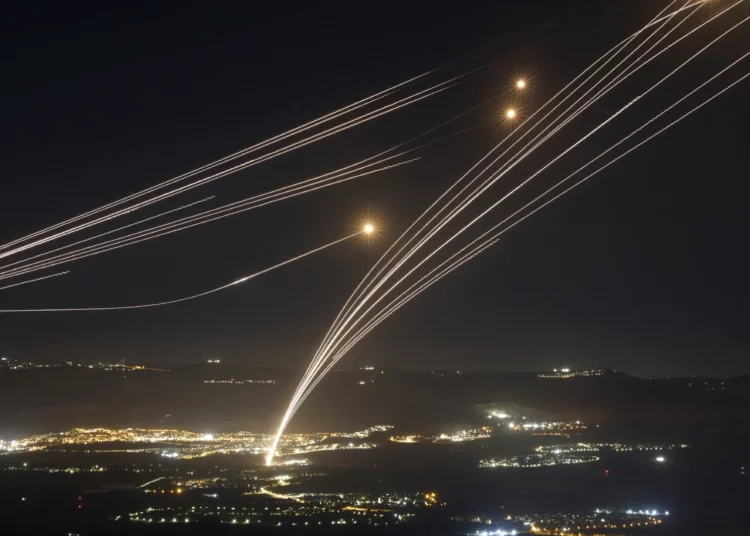 Hezbolá contraataca y lanza decenas de cohetes contra Israel