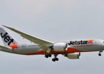 Un hombre abre la puerta de un avión y camina por el ala antes de ser arrestado en Australia