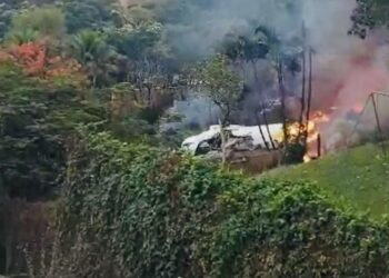 (VIDEOS) Mueren 62 personas al estrellarse un avión en Brasil