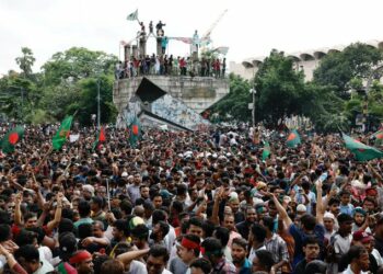 Renuncia la primera ministra de Bangladesh y se traslada a India en medio de letal ola de protestas