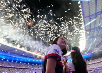 (VIDEOS) París dice adiós a los Juegos Olímpicos 2024, Tom Cruise hace la esperada aparición y le da la bienvenida a Los Ángeles 2028