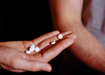 En Francia un hombre va a juicio por drogar a su esposa para que otros abusaran de ella